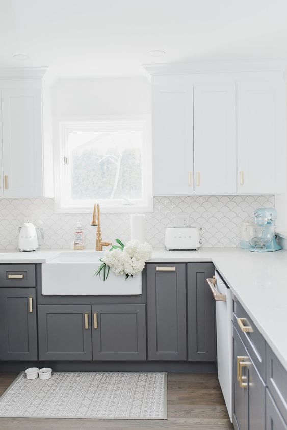 two-toned cabinets, kitchen cabinets, colourful cabinets, wood cabinets, coloured cabinet lowers, two-toned cabinet uppers